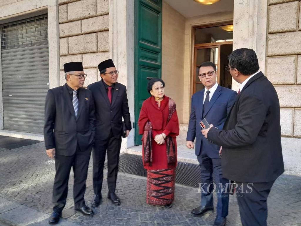 Presiden ke-5 RI Megawati Soekarnoputri seusai bertemu Paus Fransiskus, kepala negara Vatikan sekaligus Pemimpin Tertinggi Gereja Katolik, di Istana Kepausan, Vatikan, Senin (18/12/2023) pagi waktu setempat.