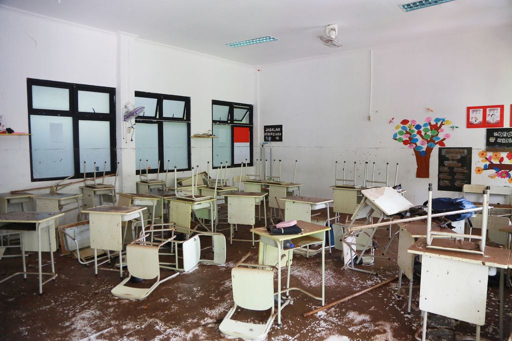 Kondisi terkini salah satu ruang kelas MTsN 19 Jakarta setelah dilanda banjir yang mengakibatkan robohnya salah satu dinding sekolah dan mengakibatkan tiga murid meninggal. Jumat (10/7/2022). 