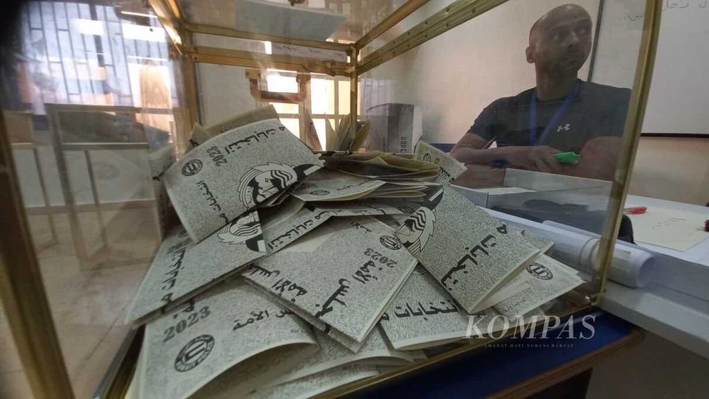 Kertas suara yang telah diisi oleh para pemilih tampak di sebuah kotak suara di sebuah tempat pemungutan suara di sekolah menengah atas Bibi Al Salem Al Sabah di Dasma, Kuwait pada Selasa (6/6/2023).