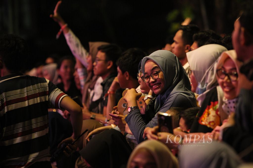 Penonton memadati pelataran Masjid Cut Meutia, Menteng, Jakarta Pusat, pada hari pertama perhelatan Ramadhan Jazz Festival 2019, Jumat (17/5/2019). Remaja Islam Masjid Cut Meutia (RICMA) dan WartaJazz selaku penyelenggara mengajak penonton berdonasi melalui pembelian tiket masuk. 
