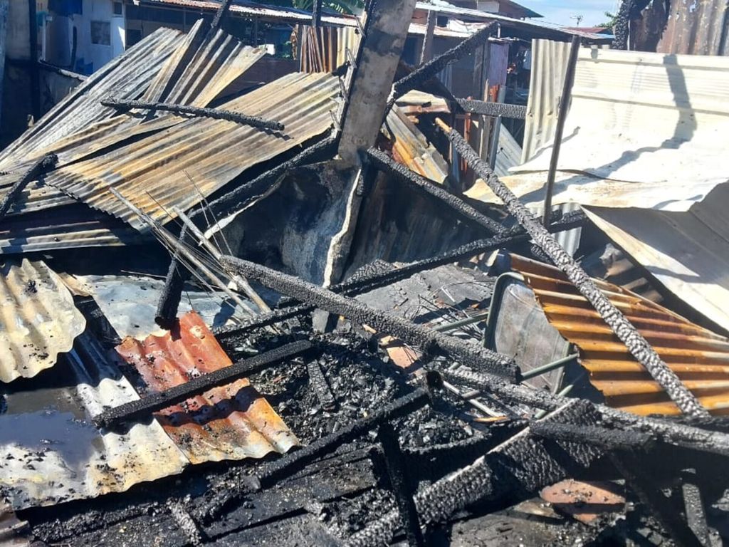 Tampak kondisi salah satu dari dua rumah yang hangus terbakar di Kelurahan Entrop, Kota Jayapura, Papua, Selasa (1/8/2023).