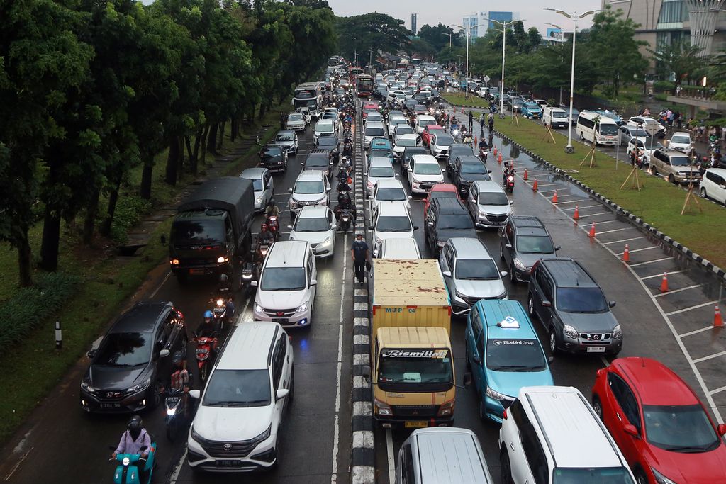 Ilustrasi. Sejumlah kendaraan terjebak kemacetan di Jalan Tanjung Barat, Jagakarsa, Jakarta Selatan, Sabtu (3/12/2022). Warga DKI perlu lebih berhati-hati karena hipertensi yang tidak terkendali.