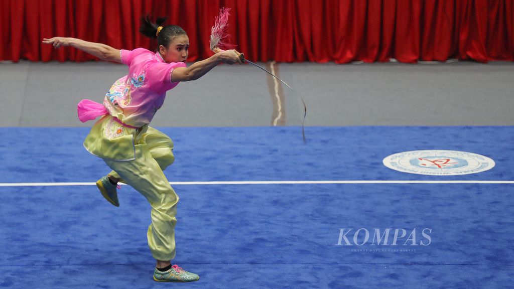 Aksi atlet wushu putri Indonesia, Nandhira Mauriskha, ketika bertanding dalam nomor<i> jianshu </i>putri cabang Wushu dalam SEA Games Vietnam 2021 di Cau Giay Gymnasium, Hanoi, Vietnam, Jumat (13/5/2022).
