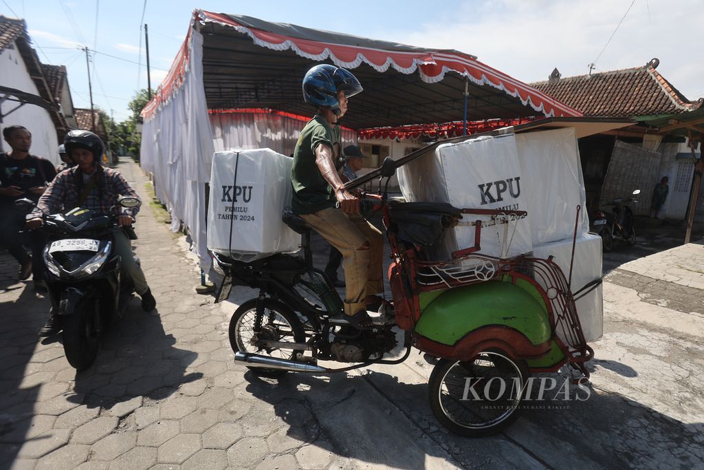 Pengemudi becak motor mengantar logistik Pemilu ke TPS 07 di Kelurahan Kadipaten, Kecamatan Kraton, Yogyakarta, Selasa (13/2/2024). Becak motor digunakan untuk menjangkau TPS yang tidak dapat dilewati kendaraan beroda empat.