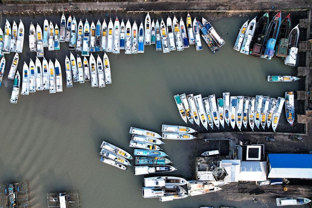 Puluhan kapal nelayan tertambat di Pelabuhan Perikanan Nusantara Tanjung Pandan, Belitung, Bangka Belitung. Nelayan menunggu air pasang agar dapat kembali melaut, Minggu (24/7/2022). 