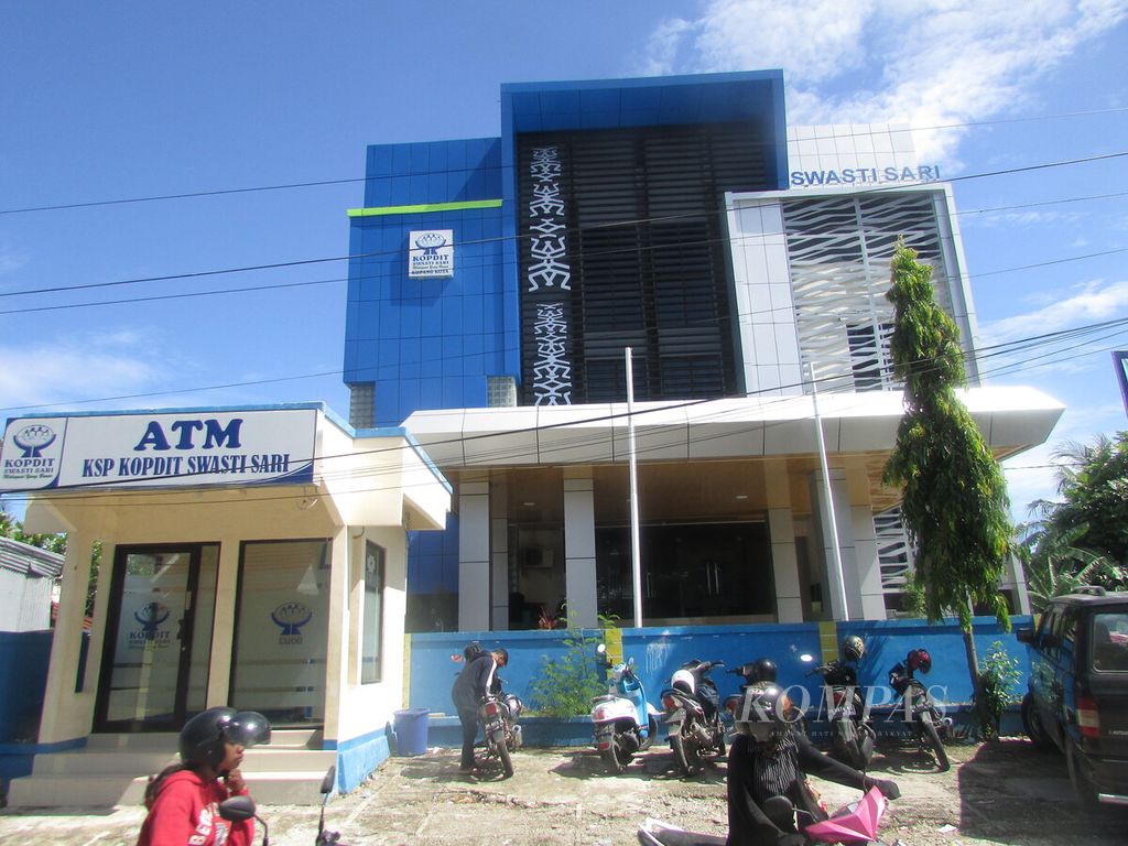 Kantor Pusat KSP Koperasi Kredit Swastisari di Kompleks Wali Kota Kupang, Jumat (11/3/2022), memiliki empat lantai, yang dibangun tahun 1996. Koperasi ini memiliki anggota 185.634 orang, sebagian besar warga kurang mampu.
