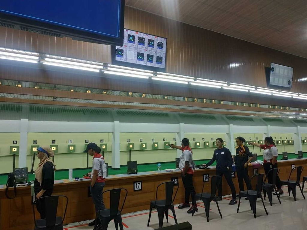 Peserta nomor air pistol putri 10 meter sedang berebut posisi pada babak kualifikasi Piala Asia Menembak Rifle/Pistol 2023 di Lapangan Tembak Senayan, Jakarta, Selasa (7/3/2023).