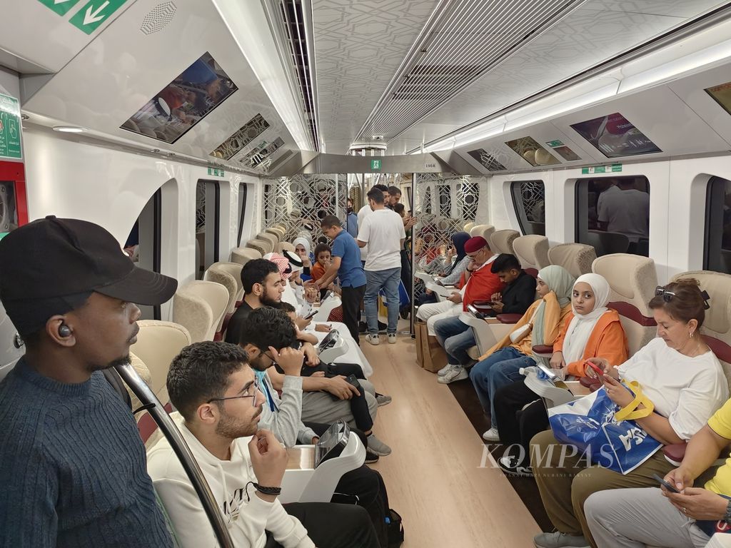Situasi penumpang di kelas emas Metro Doha, Sabtu (26/11/2022), di Doha, Qatar. Selama perhelatan Piala Dunia, kelas khusus di dalam metro ditiadakan. 
