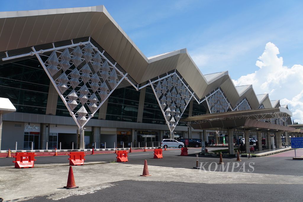 Bandara Sam Ratulangi di Manado, Sulawesi Utara, tampak lengang pada Kamis (7/12/2023). Selama masa angkutan Natal dan Tahun Baru 2024, yaitu 19 Desember 2023-5 Januari 2024, jumlah penumpang diperkirakan naik 16 persen dari 63.991 penumpang selama periode yang sama di 2022.