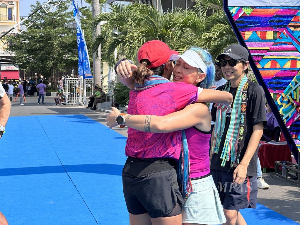 Para pelari berpelukan sebagai ucapan selamat setelah berhasil finis pada lari amal ultramaraton Jelajah Timur 2023 di Kantor Gubernur NTT di Kota Kupang, Sabtu (28/10/2023). 