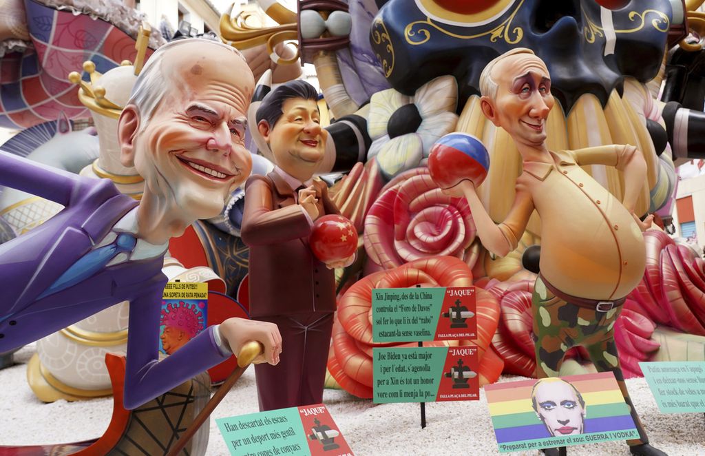 Dari kiri ke kanan, miniatur patung Presiden Amerika Serikat Joe Biden, Presiden China Xi Jinping, dan Presiden Rusia Vladimir Putin dipamerkan di salah satu jalan di Valencia, Spanyol, Jumat (18/3/2022). Selanjutnya, patung-patung itu dibakar sebagai bentuk protes.