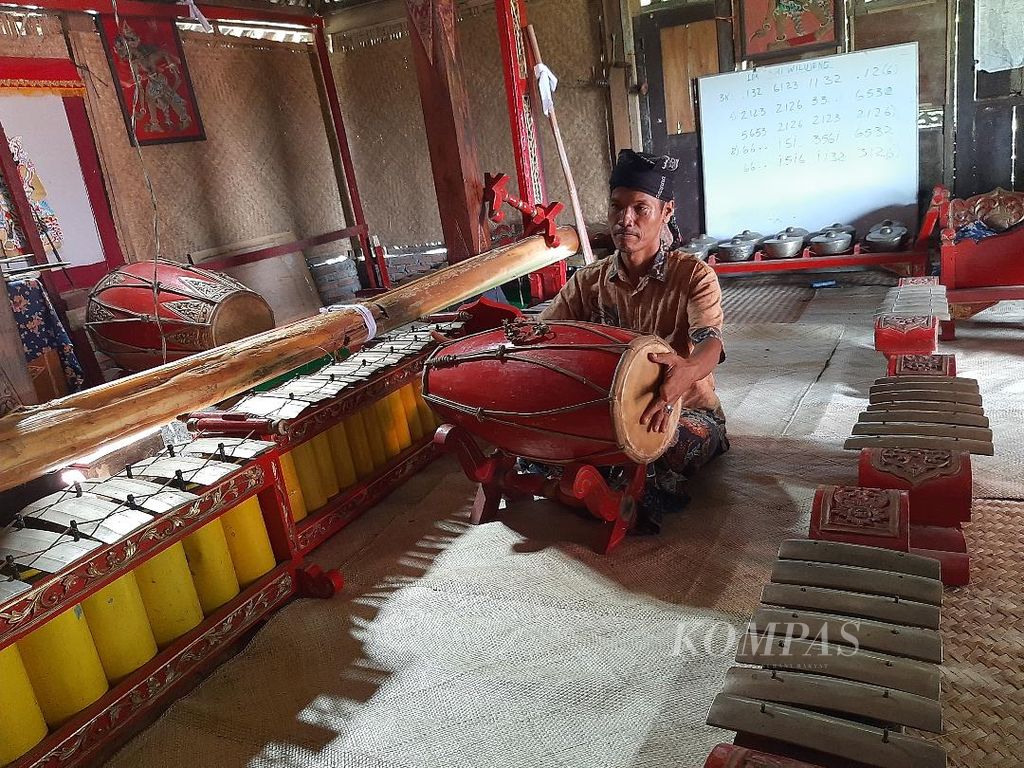 Sahari (52) memainkan kendang di sanggarnya di Desa Borobudur, Kecamatan Borobudur, Kabupaten Magelang, Jawa Tengah, Kamis (12/5/2022).