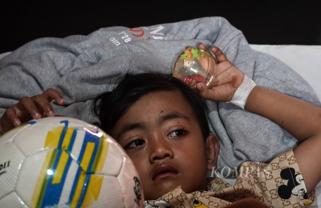Azka Maulana Malik (5) berbaring di tempat tidur perawatan di Rumah Sakit Umum Daerah Sayang, Kabupaten Cianjur, Jawa Barat, saat menjalani hari terakhir perawatan, Kamis (24/11/2022). 