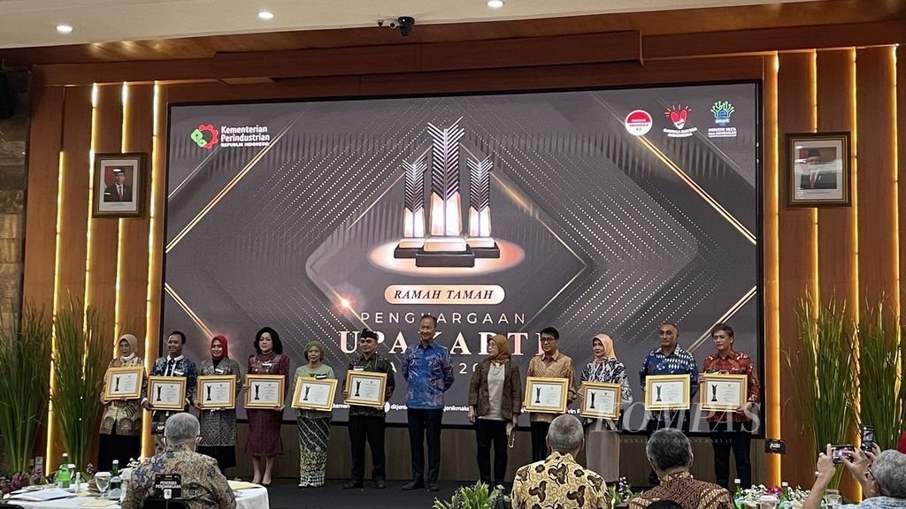 Menteri Perindustrian Agus Gumiwang Kartasasmita (enam dari kanan) dan Direktur Jenderal Industri Kecil Menengah dan Aneka Kementerian Perindustrian Reni Yanita (lima dari kanan) memberikan Penghargaan Upakarti 2022 di Jakarta, Senin (19/12/2022). 