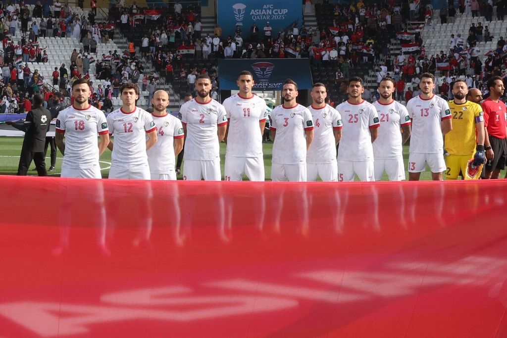 Para pemain Suriah menyanyikan lagu kebangsaan sebelum pertandingan Grup B Piala Asia 2023 antara Suriah dan Australia di Stadion Jassim bin Hamid, Doha, Qatar, Kamis (18/1/2024). Suriah akan melawan India dalam pertandingan terakhir Grup B, Selasa (23/1/2024). 