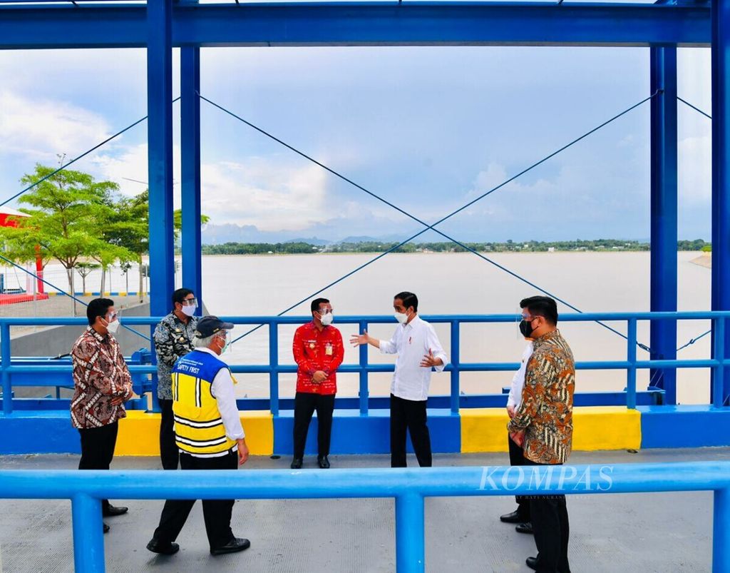 Presiden Joko Widodo meresmikan Kolam Regulasi Nipa-Nipa di Kabupaten Maros, Sulawesi Selatan, Kamis (18/3/2021). Kolam ini menjadi salah satu solusi pengendalian banjir di Kota Makassar.