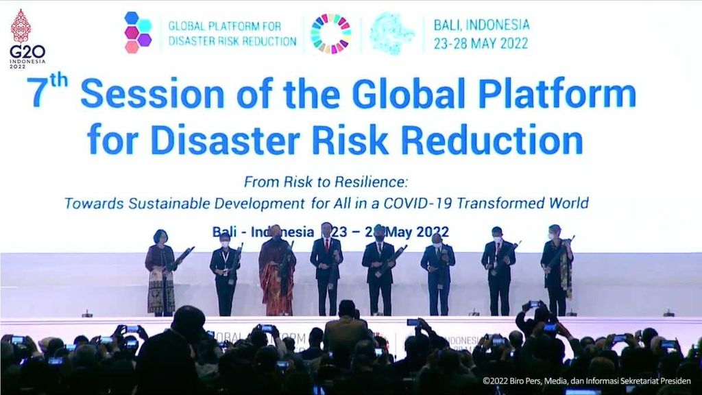 Pemukulan <i>kulkul</i> menandai pembukaan The 7th Global Platform for Disaster Risk Reduction 2022 yang digelar di Bali Nusa Dua Convention Center, Kabupaten Badung, Bali, Rabu (25/5/2022).