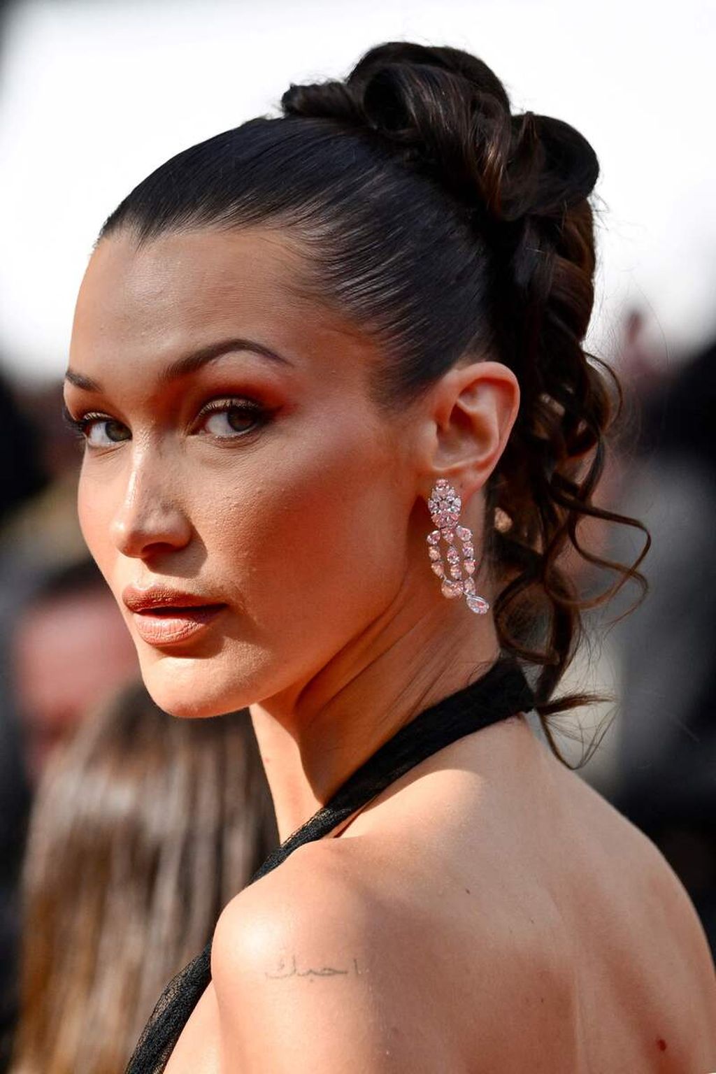 Model Bella Hadid menghadiri pemutaran film <i>L<span>’</span>Amour Ouf</i> (<i>Beating Hearts</i>) di Festival Film Cannes ke-77 di Perancis, pada 23 Mei 2024. 