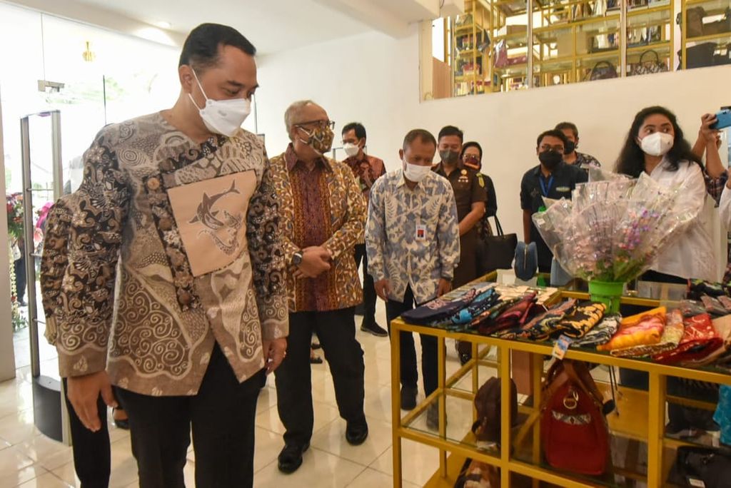 Wali Kota Surabaya Eri Cahyadi pada peresmian Surabaya Kriya Gallery (SKG), Senin (7/3/2022), di Gedung Siola, Jalan Tunjungan, Surabaya. Paling tidak 10 SKK yang sudah beroperasi kini dilengkapi dengan pujasera.