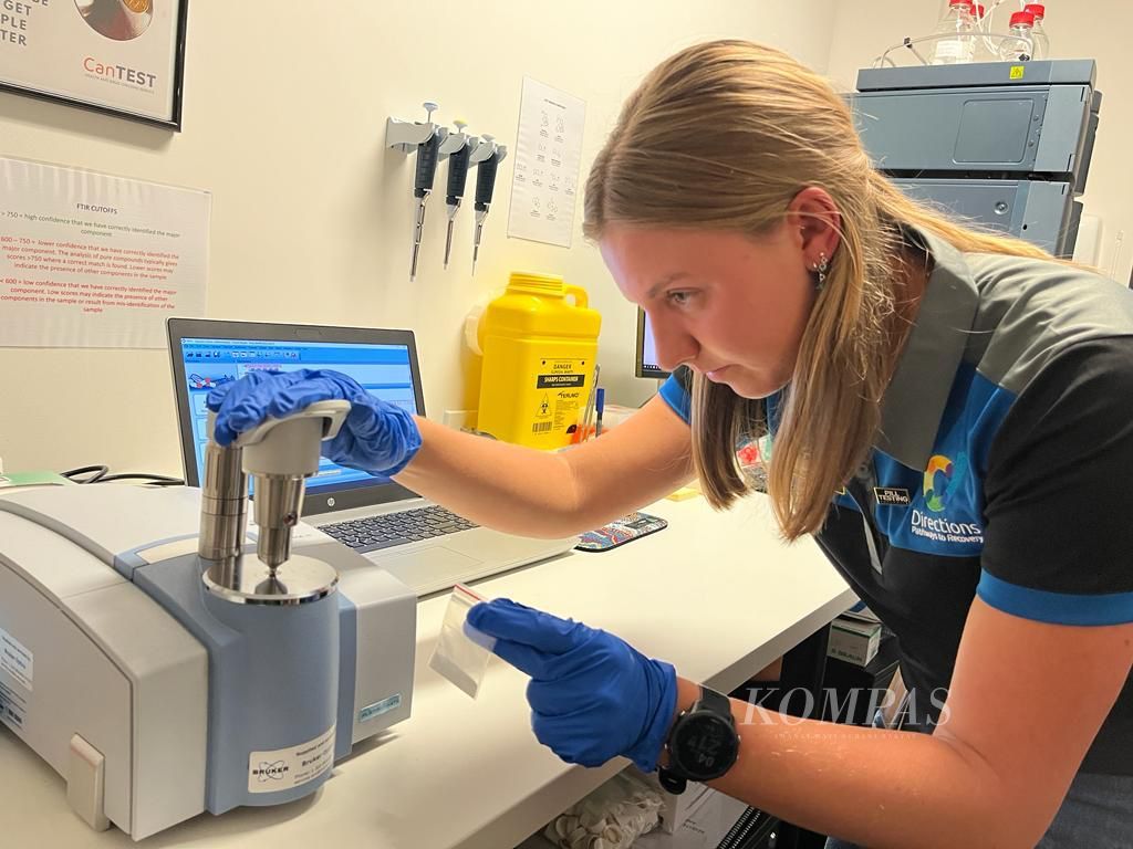 Seorang petugas memeriksa sampel narkoba yang diberikan pengguna zat adiktif tersebut di pusat kesehatan masyarakat, di Canberra, Australia, Jumat (14/4/2023). Layanan tersebut merupakan bagian dari program pengurangan dampak buruk penggunaan narkoba.