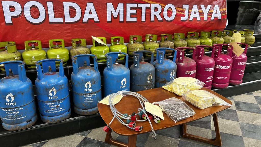 Sejumlah barang bukti pengoplosan elpiji subsidi 3 kg menjadi elpiji nonsubsidi 12 di Polda Metro Jaya pada Jumat (23/12/2022).