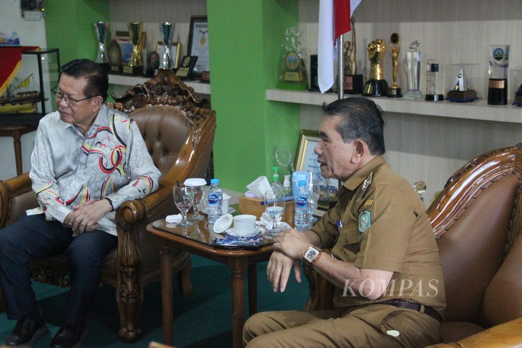 Menteri Pengangkutan Negara Bagian Sarawak Malaysia, Dato Sri Lee Kim Shin (baju putih), dalam kunjungannya ke Kota Pontianak, ibu kota Kalimantan Barat, Senin (2/9/2024).