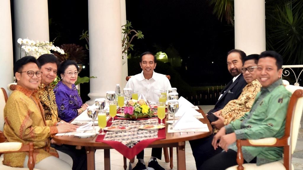 Presiden Joko Widodo (tengah) melakukan pertemuan dan jamuan makan malam dengan ketua umum partai politik koalisi, Senin (23/7/2018). 