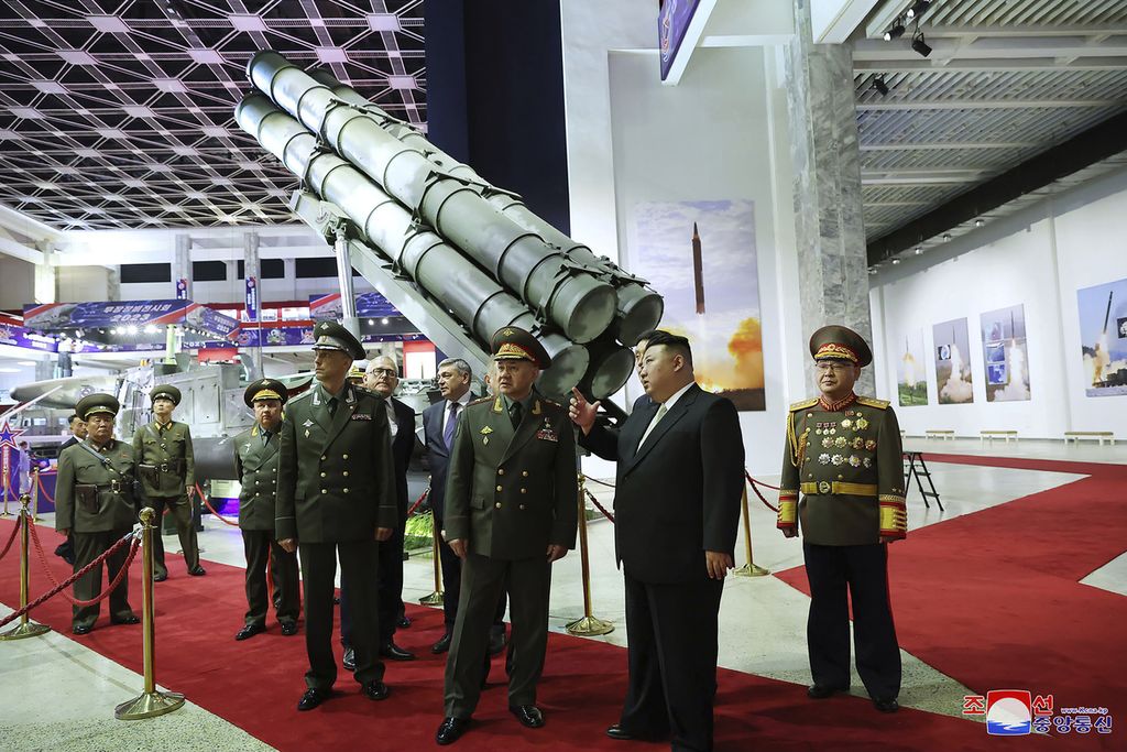 Dalam foto yang disediakan oleh Pemerintah Korea Utara ini, Pemimpin Korea Utara Kim Jong Un (kedua kanan) dan Menteri Pertahanan Rusia Sergey Shoigu (ketiga kanan) mengunjungi pameran senjata di Pyongyang, Korea Utara, Rabu (26/7/2023). 