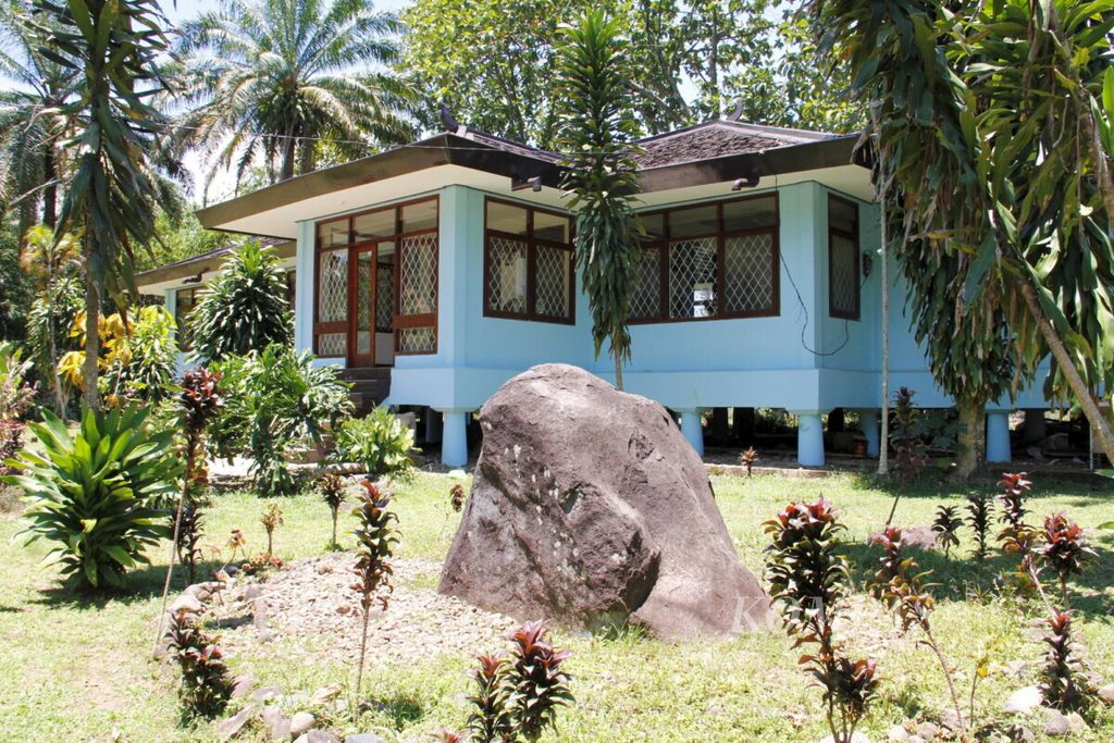 Museum Pasir Angin dengan sebuah batu monolit di Kecamatan Cibungbulang, Kabupaten Bogor, Jawa Barat, seperti terlihat Minggu (25/3). Kendati museum itu berada di kawasan cagar budaya megalitik, kemasan museum kurang menarik dan tidak dilengkapi keterangan dan alat peraga yang memadai. 