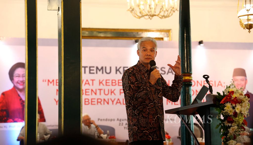Bakal calon presiden Ganjar Pranowo saat memberikan sambutannya dalam acara dialog kebangsaan di Pendapa Royal Ambarrukmo, Kabupaten Sleman, Daerah Istimewa Yogyakarta, Selasa (22/8/2023). 