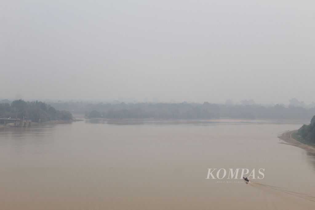 Kabut asap tebal di ibu kota Provinsi Kalimantan Tengah, Kota Palangkaraya, pada Kamis (28/9/2023). 