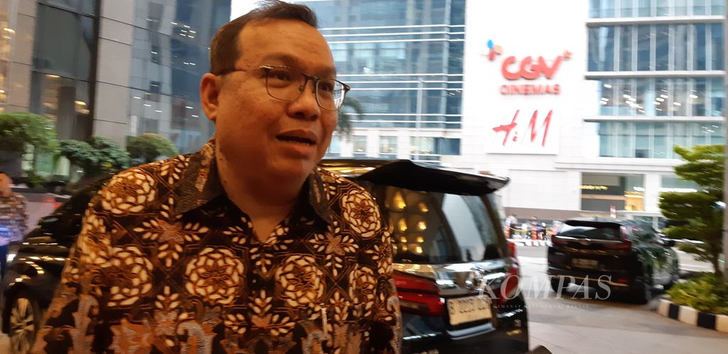 Direktur Utama Bursa Efek Indonesia (BEI) Iman Rachman di depan Kantor Bursa Efek Indonesia, Jakarta, Jumat (29/12/2023).