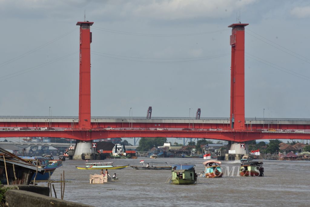 Geliat kehidupan di atas Sungai Musi Palembang dengan latar belakang Jembatan Ampera, Jumat (28/8/2020). 