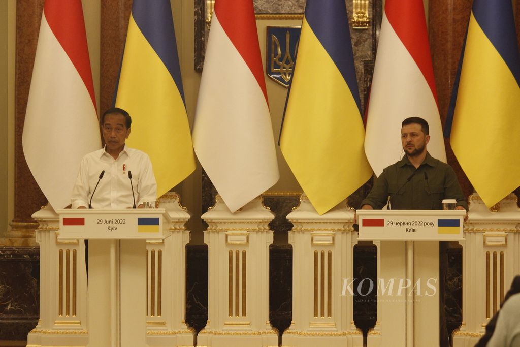 Presiden Indonesia Joko Widodo dan Presiden Ukraina Volodymyr Zelenskyy memaparkan hasil pertemuan mereka di Istana Mariinsky, Kyiv, pada Rabu (29/6/2022). 