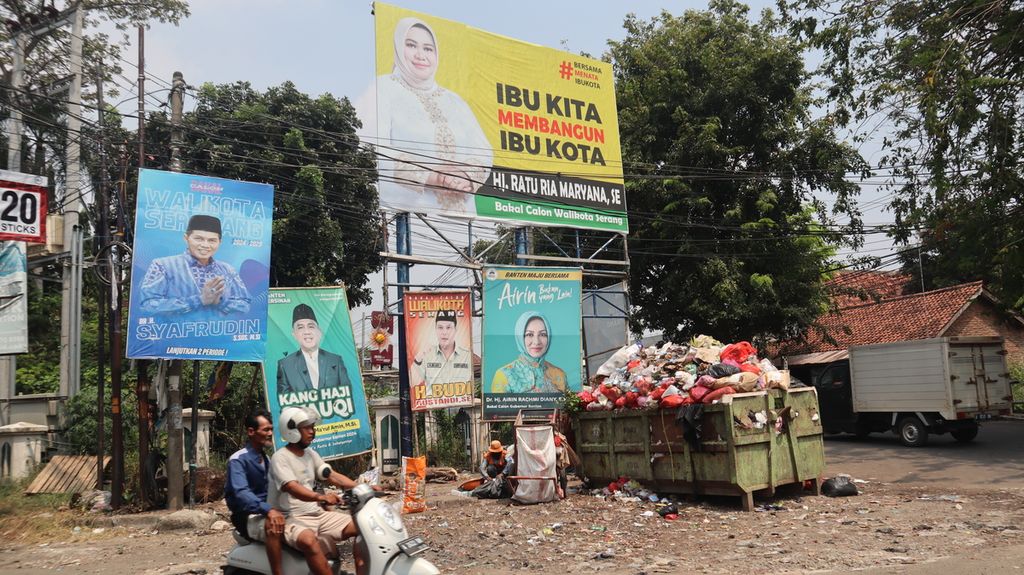 Baliho politisi di salah satu bagian Kota Serang, Banten, Rabu (31/7/2024). Baliho tersebut dipasang dari gang permukiman hingga jalan umum.