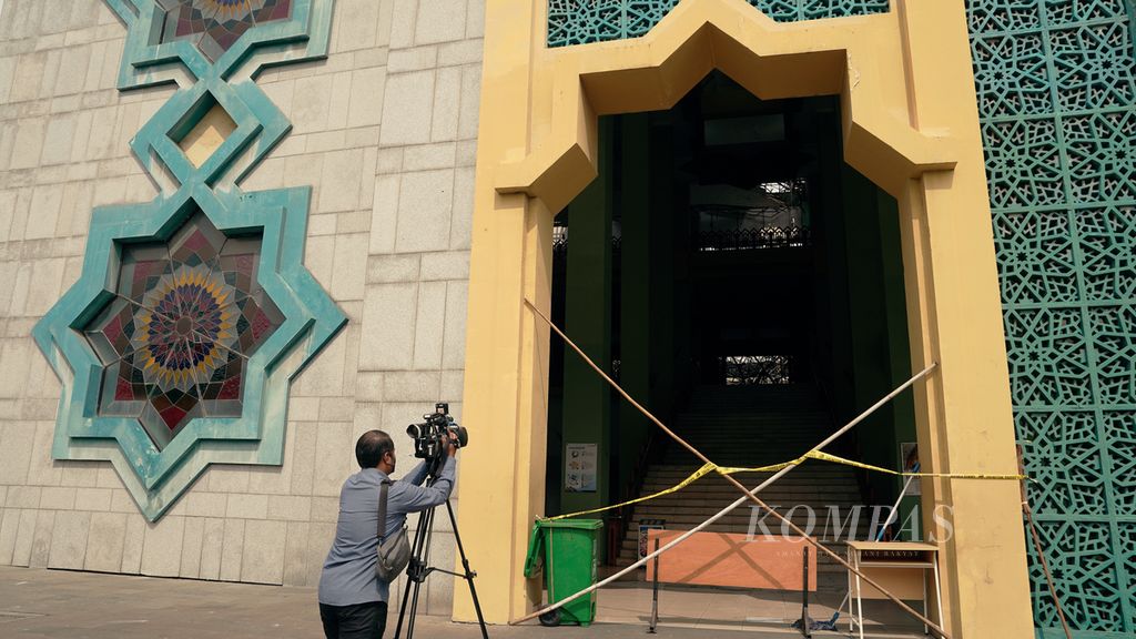 Jurnalis televisi mengabadikan suasana pascakebakaran dan robohnya kubah Masjid Jakarta Islamic Centre (JIC) di Koja, Jakarta Utara, Kamis (20/10/2022).