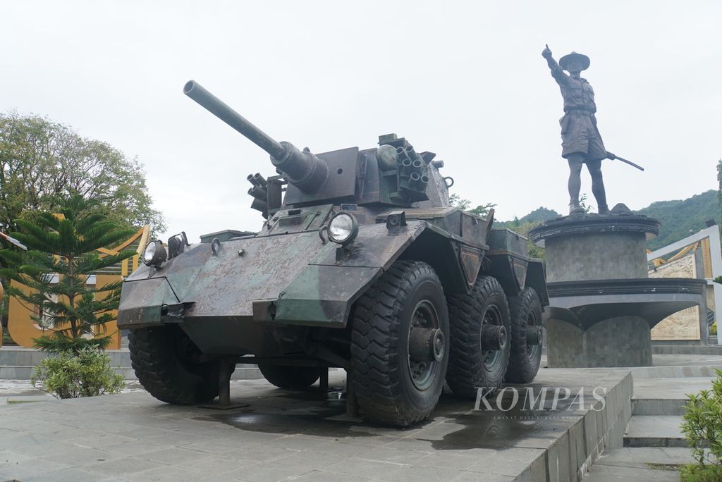 Patung Bogani Nani Wartabone dan replika tank di Taman Taruna Remaja, Kota Gorontalo, Provinsi Gorontalo, Kamis (6/10/2022).