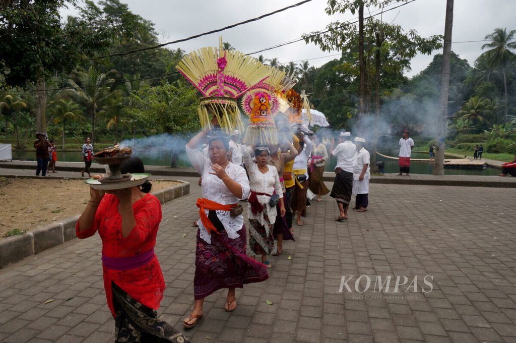 Warga melakukan ritual Ngangget Don Bingin di Tirta Taman Mumbul, di Sangeh, Kabupaten Badung, Bali, Senin (1/7/2019). 