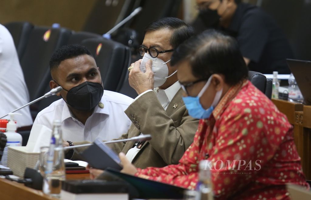 Menteri Hukum dan Hak Asasi Manusia Yasonna Laoly (tengah) mengikuti rapat kerja dengan Badan Legislasi DPR dan DPD di Kompleks Parlemen, Senayan, Jakarta, Rabu (15/9/2021). 