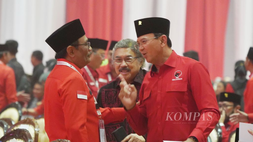 Dua mantan Gubernur DKI Jakarta sekaligus kader PDI-P, Djarot Saiful Hidayat (kiri) dan Basuki Tjahaja Purnama (kanan), berbincang sejenak menjelang dimulainya Rapat Kerja Nasional IV PDI-P di Jakarta International Expo, Kemayoran, Jakarta, Jumat (29/9/2023). 