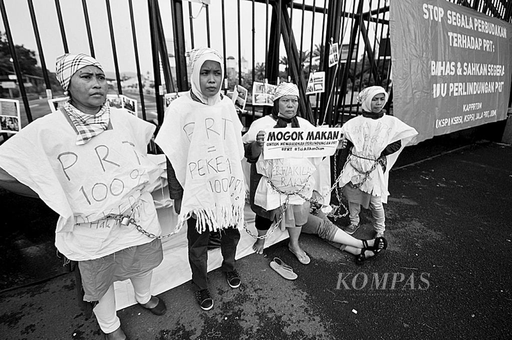Pekerja rumah tangga (PRT) yang tergabung dalam Komite Aksi Perlindungan PRT dan Buruh Migran menggelar aksi mogok makan di gerbang Kompleks Parlemen Senayan, Jakarta, Selasa (25/11). Mereka, salah satunya, menuntut dibahas dan disahkannya RUU Perlindungan PRT. 