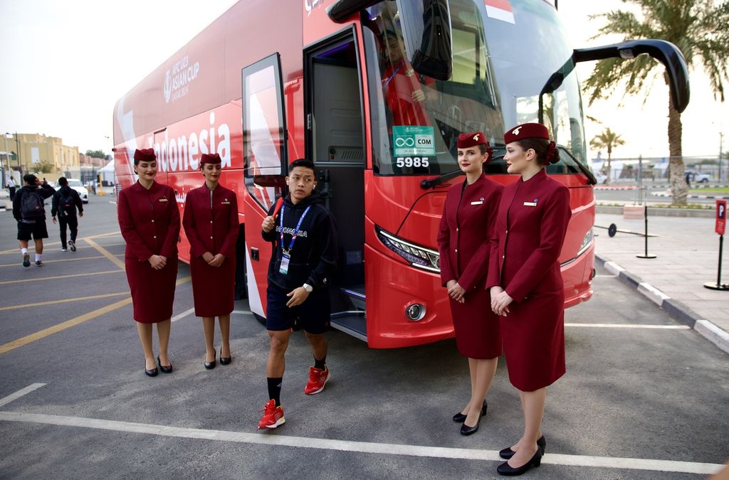 Rio Fahmi, an Indonesian winger, disembarked from the team bus upon arriving at the Jassim bin Hamad Stadium ahead of the match against Qatar on Monday (15/4/2024). The Indonesian team's late arrival at the stadium had an impact on the team's preparation.