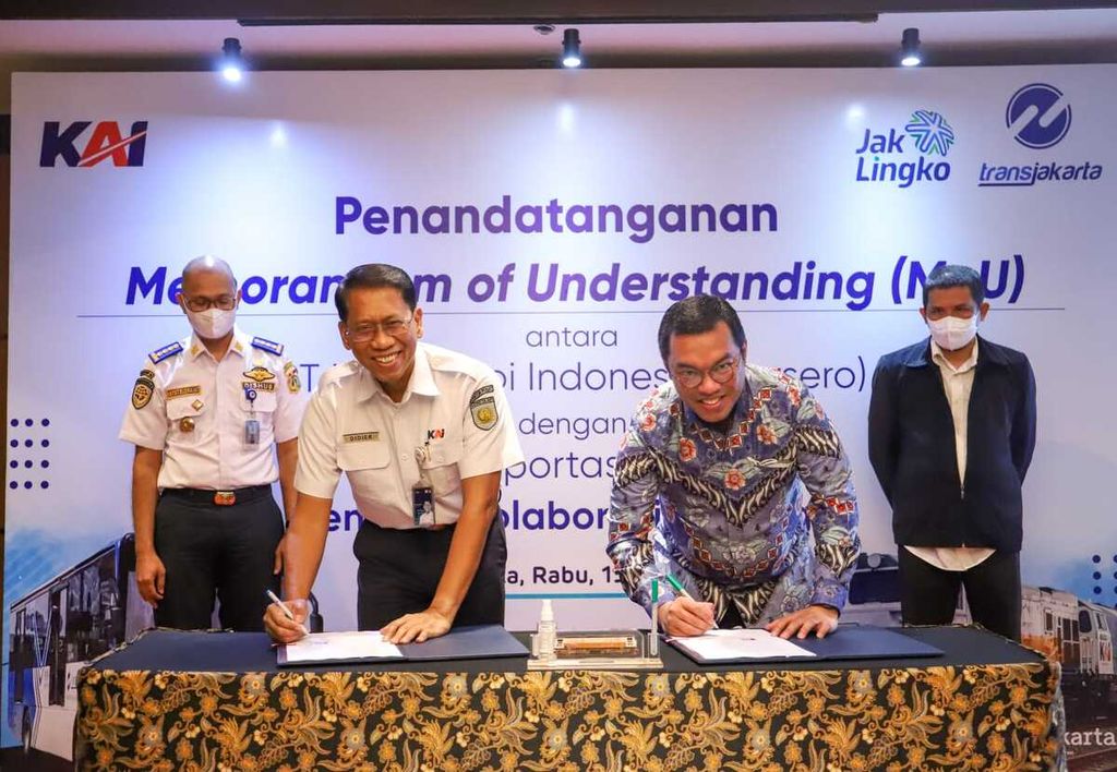 PT Kereta Api Indonesia (Persero) melakukan penandatanganan nota kesepahaman (MOU) untuk meningkatkan pelayanan kepada pelanggan dengan PT Transportasi Jakarta, Rabu (15/6/2022).