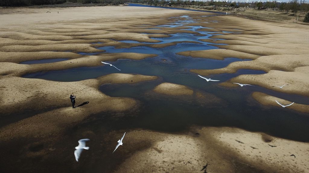 Kondisi turunnya permukaan air Sungai Parana di Rosario, Argentina, akibat perubahan iklim yang di abadikan pada Rabu (29/8/2021).