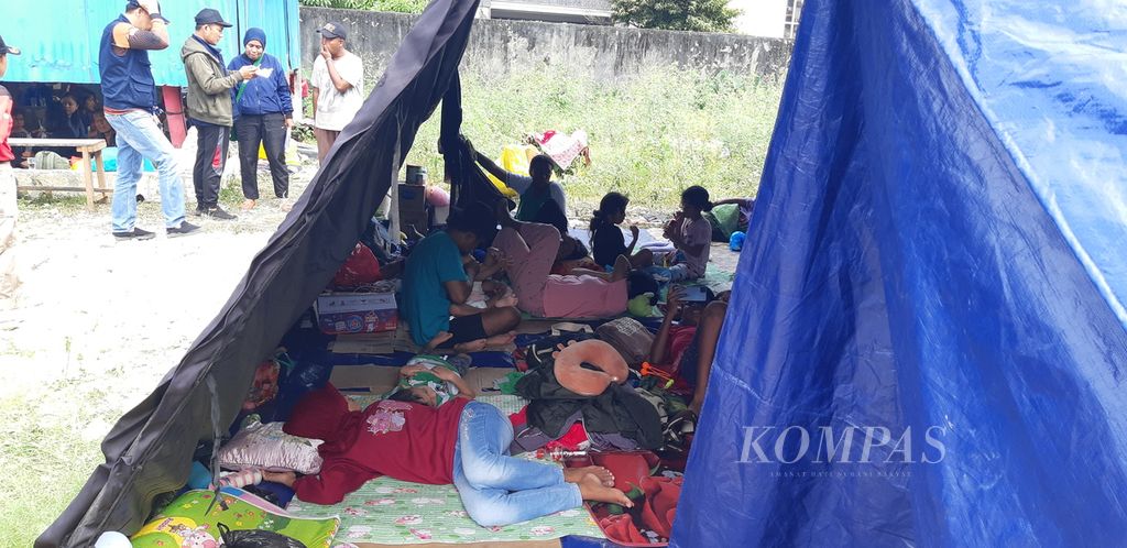 Tampak warga yang berada di salah satu posko pengungsian di daerah Batu Putih, Kota Jayapura, Papua, Jumat (10/2/2023). Warga mengungsi pascabencana gempa Magnitudo 5,2 yang menyebabkan empat warga meninggal dunia.