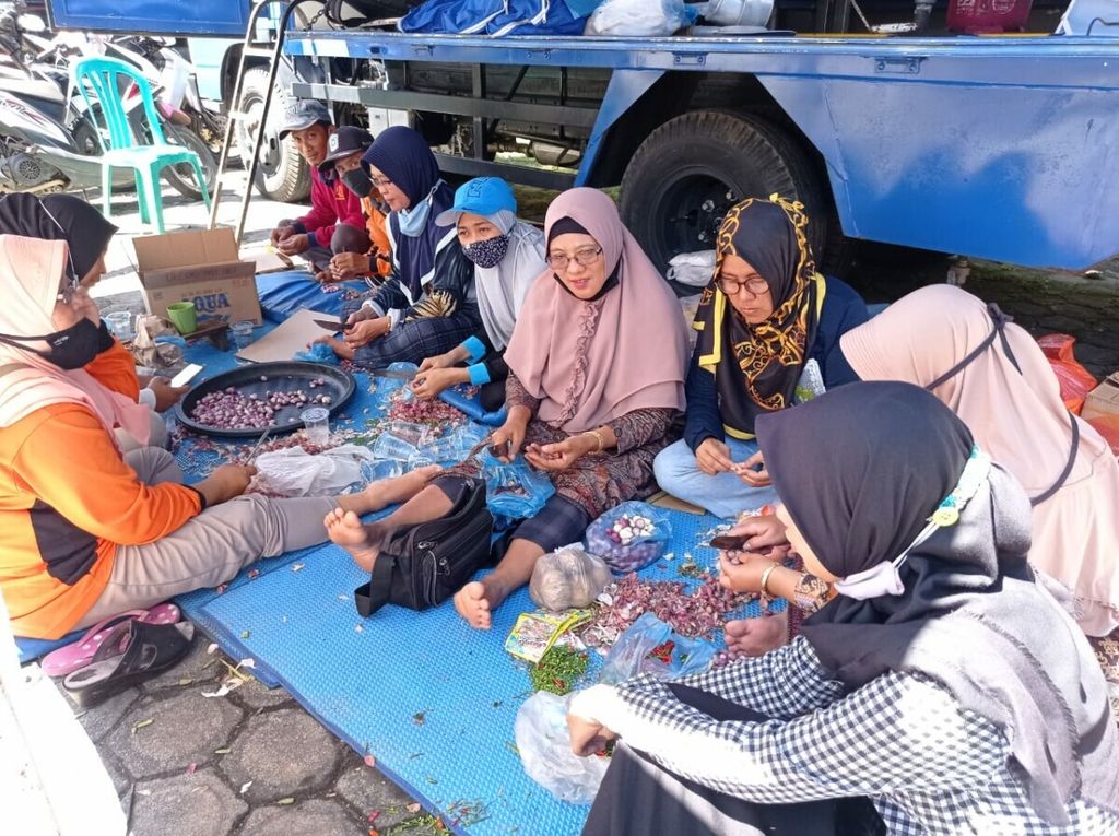 Ibu-ibu sukarelawan membantu memasak di posko bencana di Desa Kaliuling, Tempursari, Lumajang, Minggu (11/04/2021). Posko bencana didirikan seusai gempa melanda Malang, Sabtu (10/4/2021).
