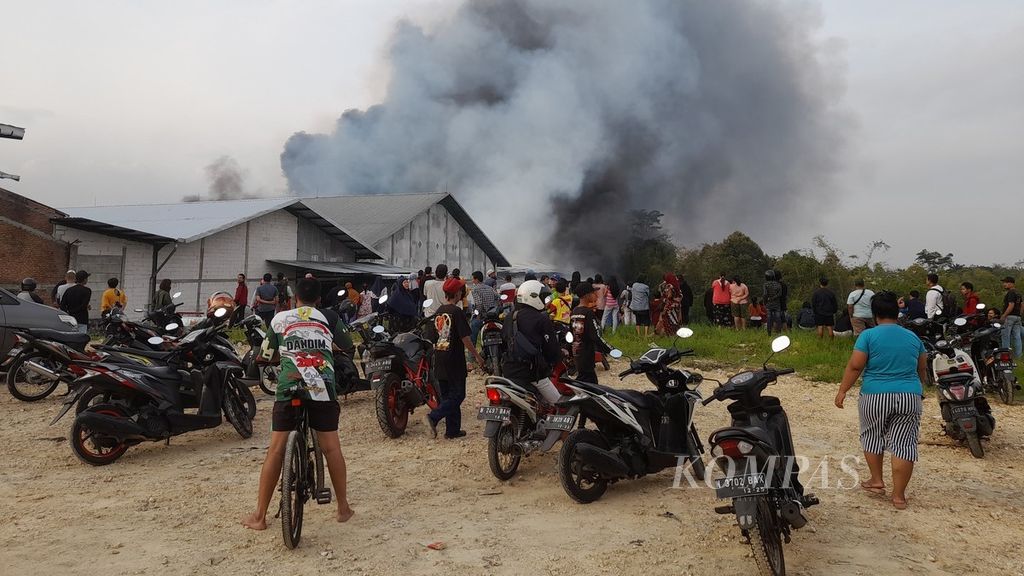 Warga melihat kebakaran gudang pabrik kertas di Pandanlandung, Wagir, Kabupaten Malang, Jawa Timur, Jumat (16/9/2022)