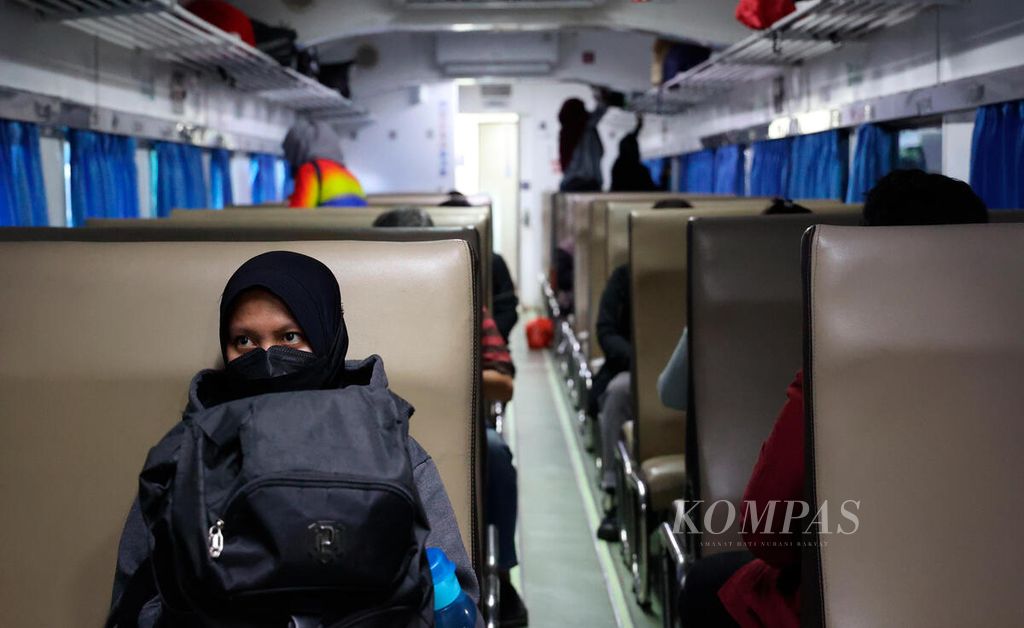 Suasana di dalam gerbong kereta api ekonomi menuju Surabaya di Stasiun Poncol, Kota Semarang, Jawa Tengah, Senin (1/5/2023).
