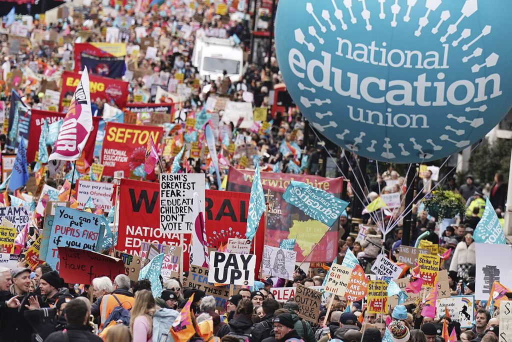 Puluhan ribu tenaga pendidik yang tergabung dalam Serikat Pekerja National Education Union (NEU) melakukan demo di Trafalgar Square, London, Rabu (15/3/2023). Seperti halnya para pekerja layananan publik lain, mereka menuntut kenaikan upah dan kondisi kerja yang lebih baik. 
