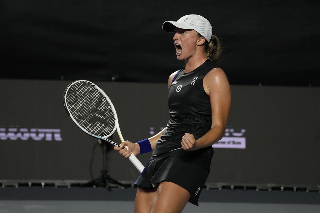 Petenis Polandia, Iga Swiatek, saat bertanding melawan petenis Belarusia, Aryna Sabalenka, di Final WTA, Cancun, Meksiko, 5 November 2023. 